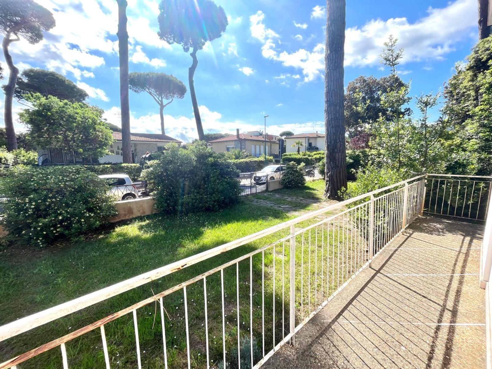 Pineta Apartament Tirrenia Exteriör bild